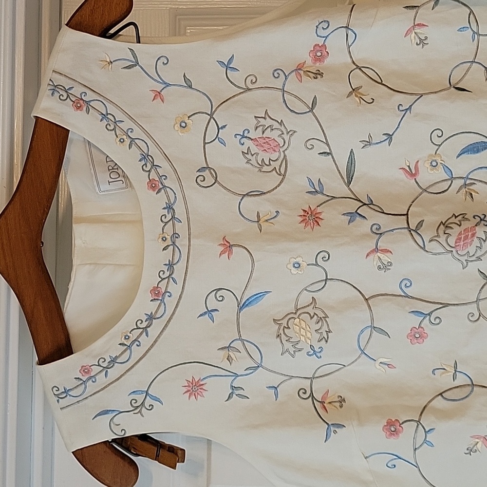 Sleeveless Embroidered L top